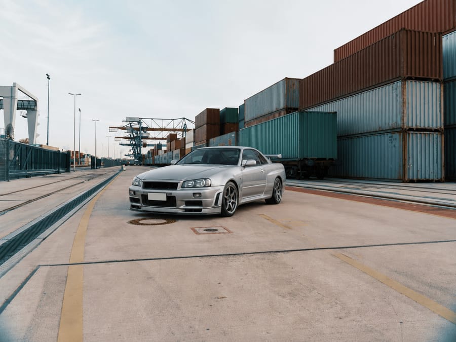 Silver Skyline R34 at the port